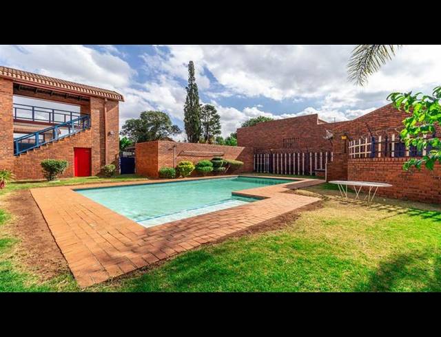 2 BEDROOM TOWNHOUSE FOR SALE IN WINDSOR EAST